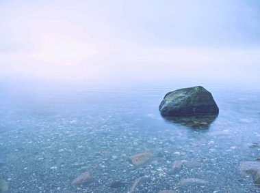Sandy beach Adası tropik günbatımı romantik renkleri taşlı. Taşlar ve sahil kumu su parkurları.