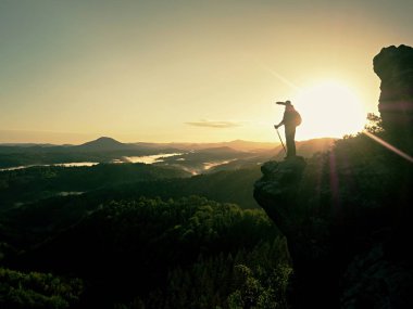 Adam yalnız ath kenar. Uzun yürüyüşe çıkan kimse peri yatay görünüme tadını çıkarın. Keskin güneş ışınları 
