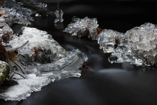 Замороженный Маленький Горный Голубой Водопад Detail Rounded Icicicles Many Deep — стоковое фото