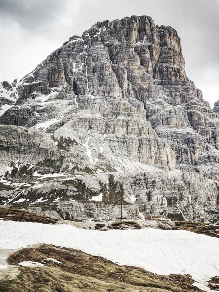 Sharp Alps Peaks Rocks People View Alpine Rocks Deep Vallyes — Stock Photo, Image