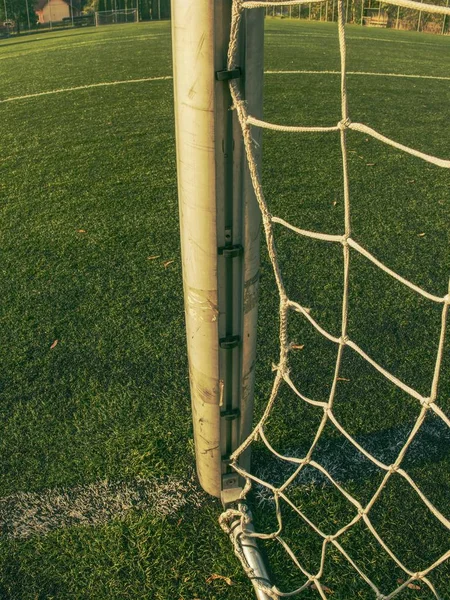 橄榄球门框架 白色门网背景的绿色足球场 — 图库照片
