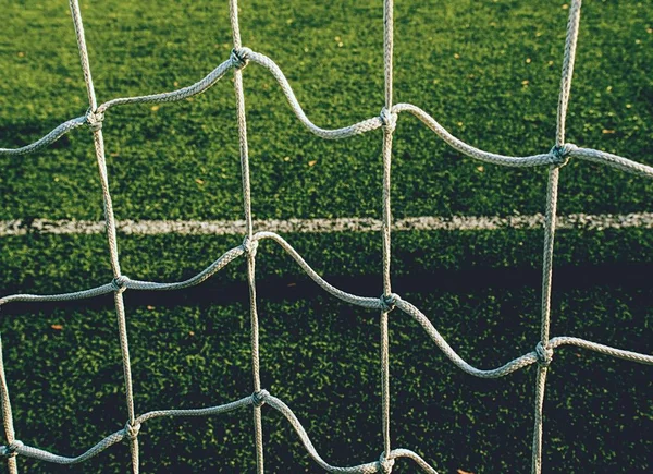 Campo Calcio Verde Visto Attraverso Rete Cancello Quadrato Bianco Calcio — Foto Stock