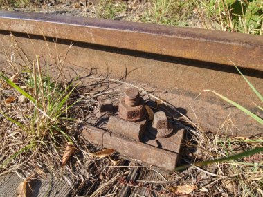 fındık ve eski paslı Ray üzerinde vida ile AP. Paslı Tren demiryolu detay, yağlanmış Uyuyanlar ve taşlar arasında tren yolu 