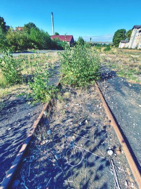 Eski paslı raylar terk edilmiş tren istasyonunda. Paslı Tren demiryolu detay, raylar Granit taş
