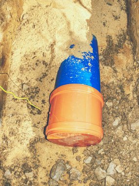 Siperdeki Emanet kapaklı taşınabilir su için yeni plastik tüp kazdık. Mavi plastik bükülmüş boru kum açmada kaynak için hazır.
