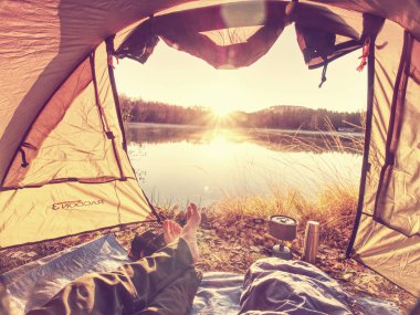 Adam çiğnemelisin Gölü kamp çadır güzel sabah görüntüleyin. Saf doğada özgürlüğün keyfini çıkarın.