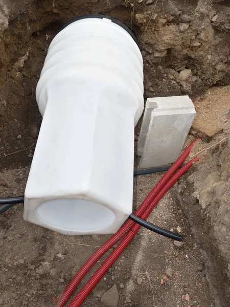Yol inşaat kazısı. Modern plastik su, elektrik ve gass esnek borular.