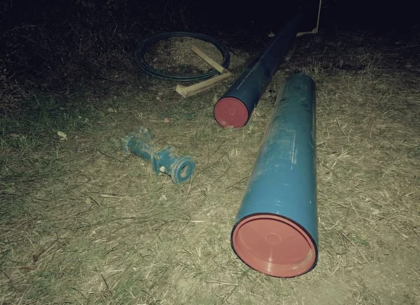 飲料水のパイプラインの塩ビ管 リニューアル工事を継続する夜 — ストック写真