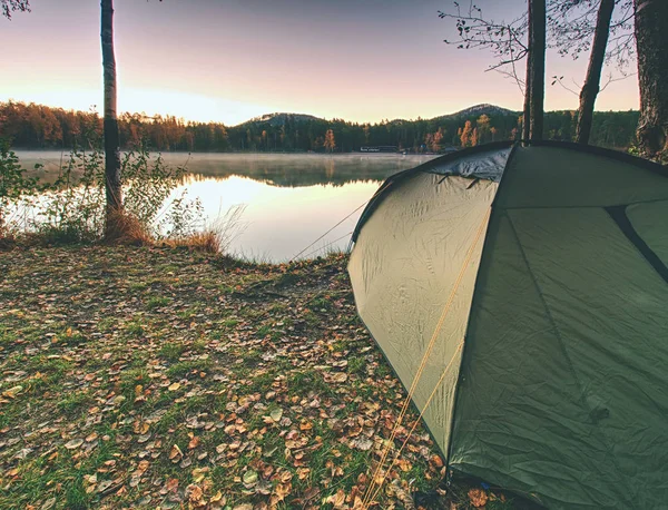 Tienda Campaña Verde Orilla Del Lago Mañana Temprano Amanecer Sol — Foto de Stock