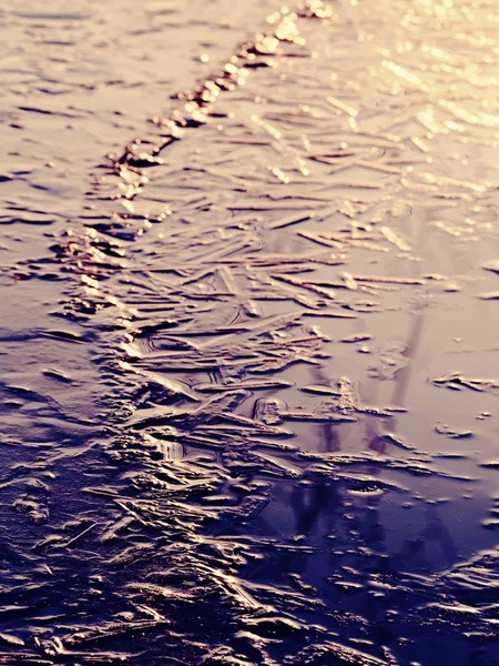 Тёмная Кора Сверкающего Льда Светлыми Отражениями Лед Над Озером — стоковое фото