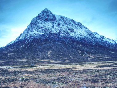 A82 Road ünlü İskoç Higlands görünümü. İskoçya'nın erken bahar dağlar