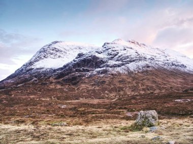 Glencoe, İskoçya İskoçya Highlands dağların yakınında. Taze kar kaplı dağları doruklarına.