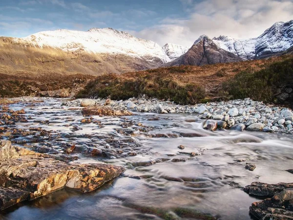 Водопад Пороги Против Живописного Снежного Горного Ландшафта Остров Скай Шотландия — стоковое фото