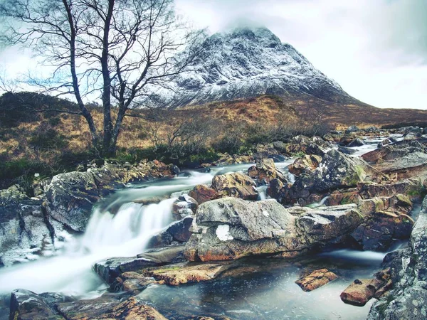 Piek Van Het Afgeronde Bergen Tegen Koude Rivier Schotse Hooglanden — Stockfoto