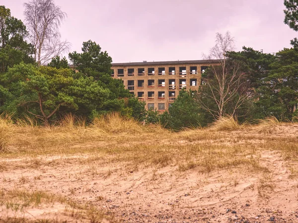 Edifícios Concreto Com Janelas Quebradas Prora Ruegen Alemanha Restauração Casas — Fotografia de Stock