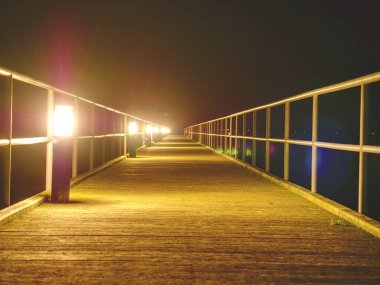 Uzun ahşap iskele sabah sakin sırasında Baltık kıyısında. Soğuk hava huzurlu sessiz gün. Köstebek hiçbir insan boş.