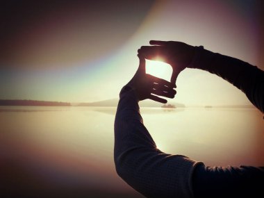 Soyut, üzerinde filtre. Bilek yapar ok işareti sorun yok yaz, vintage etkisi deniz