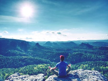 Sessiz adam uygulamaları yoga dağ Güneş üstündeki önünde artıyor