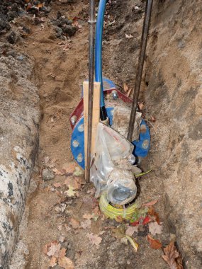 İçilebilir su boruları siperdeki waga eklem ve kapı vanalı inşaatı