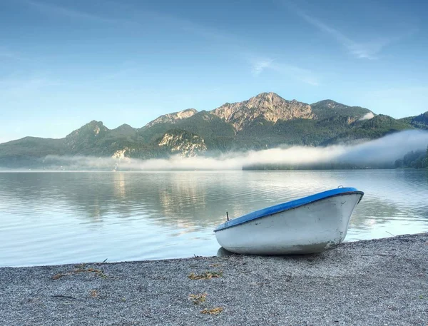 Little Boat Lake Shore Beautiful Summer Nature Mountain Lake — Stock Photo, Image