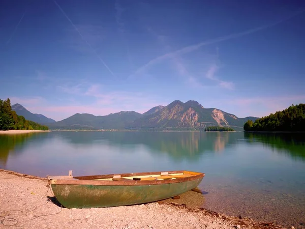 現代のスポーツ釣り手こぎボートは湖の湾の海岸に固定されています 湖の静かなレベル 風のない晴れた日 — ストック写真