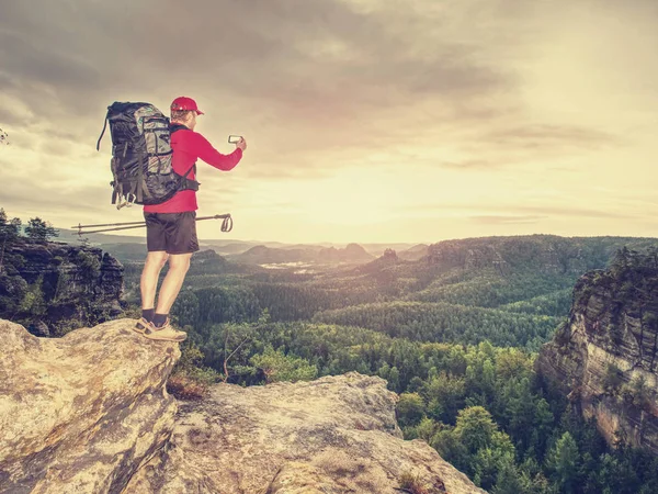 Sportsman Con Zaino Cima Guarda Cartina Cartacea Navigazione Nella Natura — Foto Stock