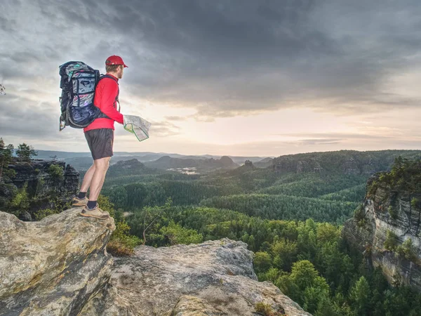 Kağıt Harita Doğada Yürüyüş Sırasında Arayan Genç Turist Rehberi Silüeti — Stok fotoğraf