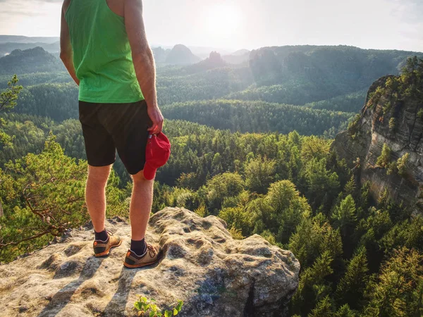 Soltero Verde Pantalones Negros Chico Intrépido Las Rocas Increíble Vista —  Fotos de Stock