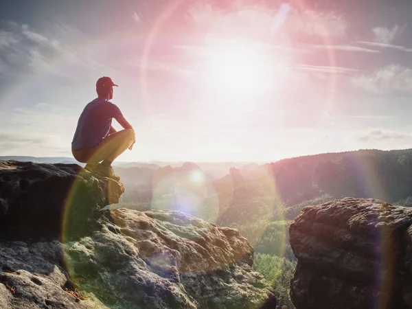 Чоловік Сидить Скелястій Скелі Горах Дивиться Схід Сонця Склад Природи — стокове фото