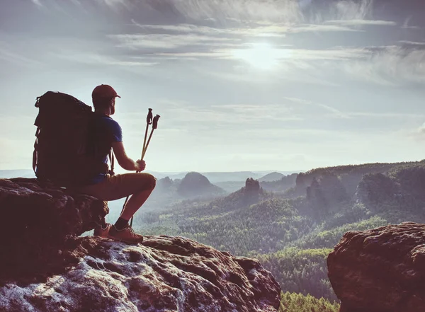 Escursionista Che Guarda Sole All Orizzonte Bellissimo Momento Miracolo Della — Foto Stock