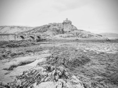 7 Şubat , 2017 , Eilean Donan Kalesi , Skye Isle Of, İskoçya. İskoçya'da Eilean Donan Kalesi'nde loch üzerinde Alacakaranlık, düşük su seviyesi körük taşlı köprü.