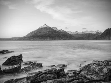 Loch Scavaig akşam Cuillins Dağları sıcak gün batımı ışık ile. Isle of Skye İskoçya