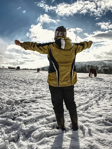 Mujer Está Gritando Los Caballos Nieve Señorita Color Amarillo Ropa — Foto de Stock