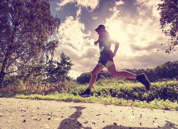 Hombre Corriendo Haciendo Ejercicio Solo Parque Sol Detrás Crear Contorno — Foto de Stock
