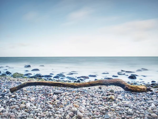 Huysuz Deniz Kıyı Kayalıklardan Bulutlu Gökyüzü Karşı Kırma Dalgalar Deniz — Stok fotoğraf