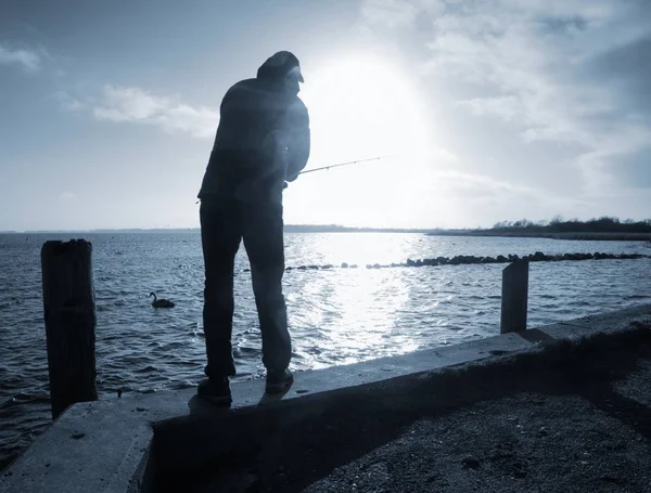 Silueta Deportista Disfrutando Pesca Surf Con Fondo Hermosa Puesta Sol —  Fotos de Stock