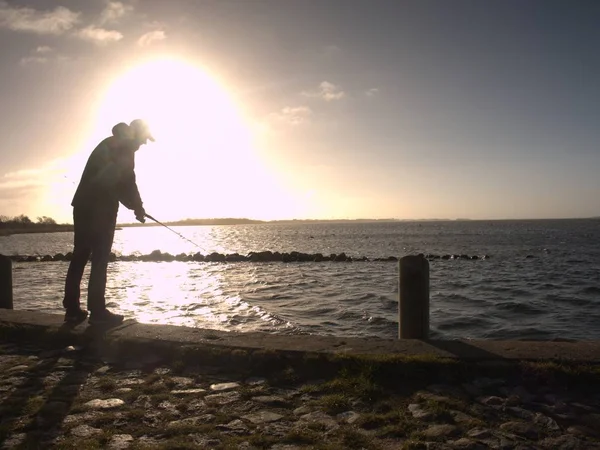 Arbeitsfischer Warten Auf Ihren Fang Während Die Verblasste Sonne Horizont — Stockfoto