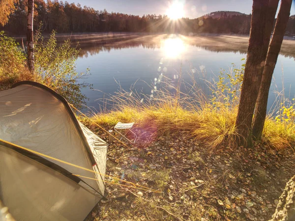 Camping Lago Pescador Tienda Verde Orilla Del Lago Bajo Los — Foto de Stock