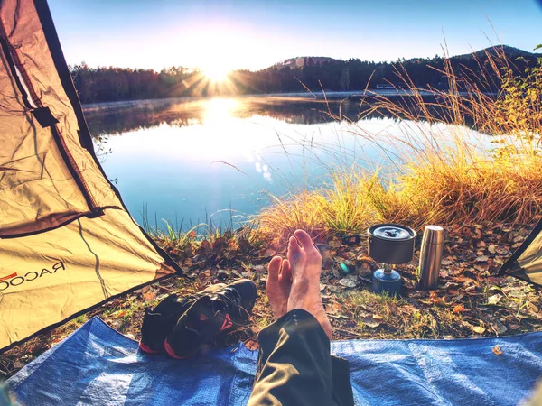 美しい朝の湖にキャンプ テントの中で男の体の上を見る 純粋な自然の中の自由をお楽しみください — ストック写真
