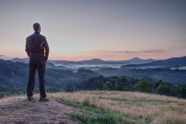 Tepe üzerinde seyahat uzun yürüyüşe çıkan kimse manzara doruklarına. Spor, turizm ve yürüyüş kavramı.