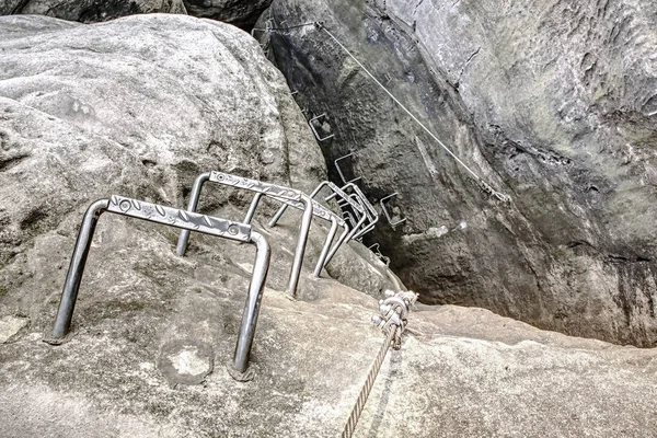 ヴィア フェラータ山で金属製のはしご 鋼ボルト アンカーと鋼のケーブル — ストック写真