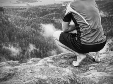 Fiyatı giyen ve sonbahar doğada mavi terli t-shirt shinning çalışan. Onun hedef adam. 