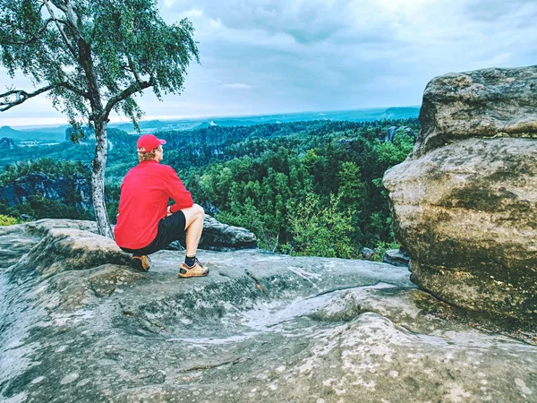 Adult Hiker Röd Skjorta Och Mörka Rinnande Byxor Lång Man — Stockfoto