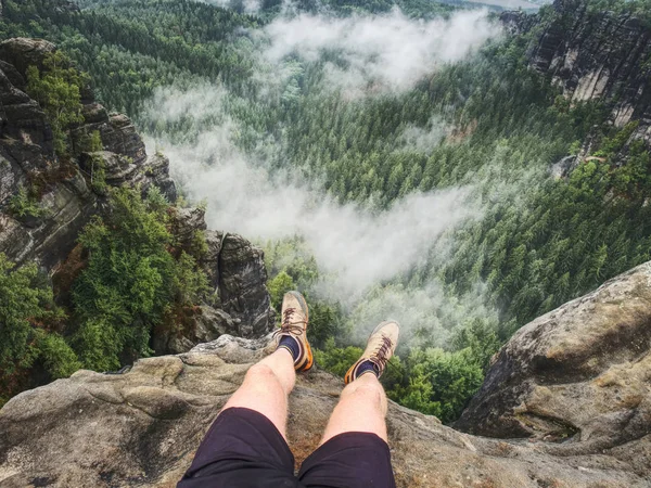 Caminhante Homem Ter Descanso Pico Montanha Pernas Masculinas Topo Afiado — Fotografia de Stock