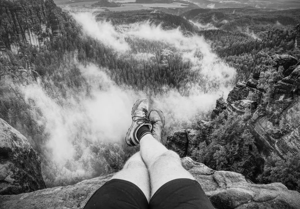 Bequeme Wanderschuhe Geländeschuhe Wanderschuhe Auf Wanderern Freien Die Über Felsigen — Stockfoto