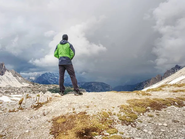 Hiker Med Ryggsäck Resor Våren Dolomiti Mountains Kallkälla Molnigt Väder — Stockfoto