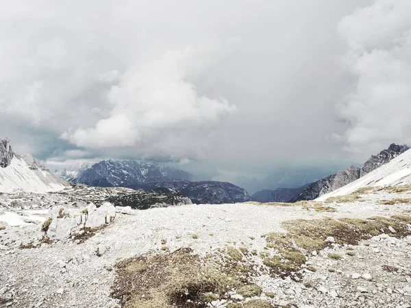 Späte Morgensonne Über Scharfen Schneebedeckten Alpinen Klippen Über Dem Tal — Stockfoto