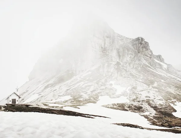 Zasněžené Hory Husté Mlze Kaple Chatě Tre Cime Dolomit Hora — Stock fotografie