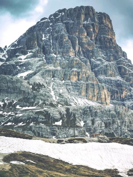 Panorama Rocky Mountain Valley Sharp Peaks Close Clouds — Stock Photo, Image