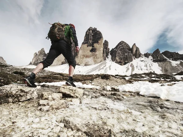 Człowiek Trekking Alpach Grzbiet Góra Widok Tre Cime Lavaredo Park — Zdjęcie stockowe